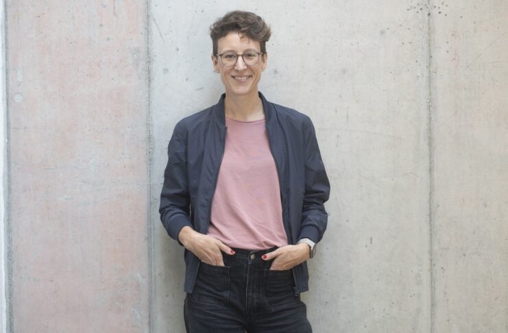 Im Foto zu sehen ist Johanna Fink die gerade an einer Stahlbetonwand steht Führung in Teilzeit: Eine Chance für Unternehmen und Führungskräfte