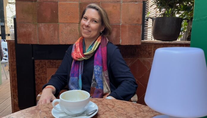 Mentale Stärke Heike Melzer Stress Ade im Cafe vor einer leeren Tasse