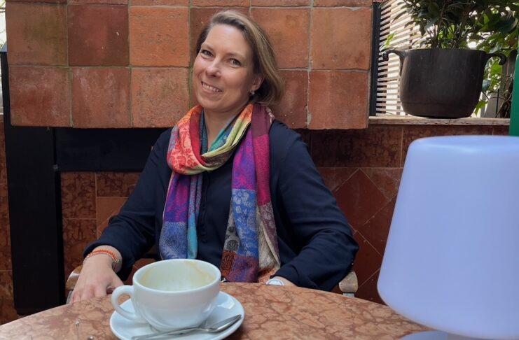 Mentale Stärke Heike Melzer Stress Ade im Cafe vor einer leeren Tasse