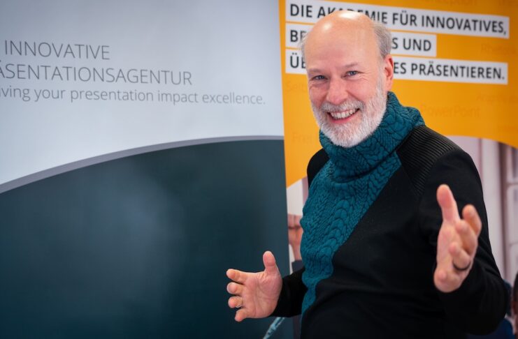 Präsentationen Matthias Garten vor einem Rollup Banner in Dunkler Kleidung!
