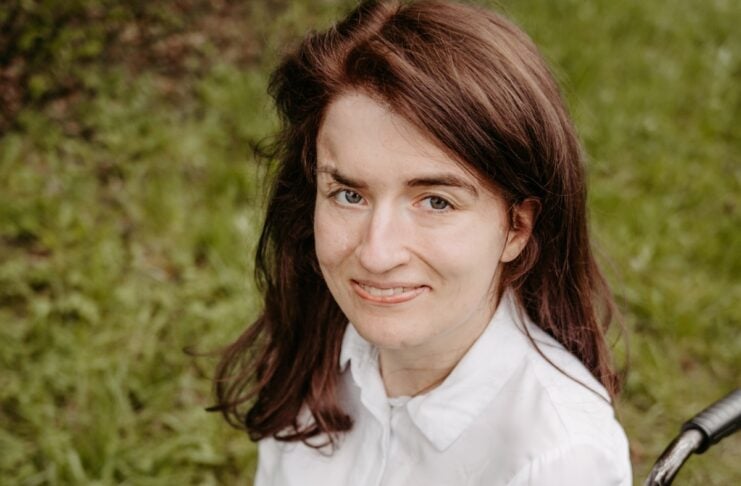 EN 301 549 und Barrierefreiheit Autorin Teresa Lüftinger im rollstuhl