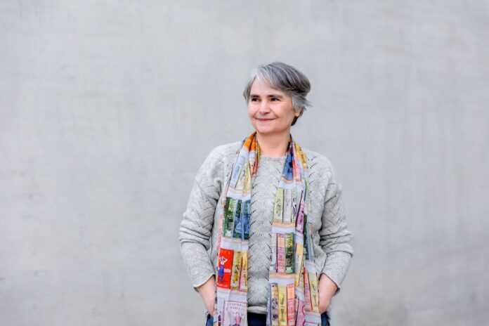 Schreiben für Klarheit und Kreativität im Alltag und Beruf autorin beate fischer stehend grauer pulli vor grauem hintergrund mit buntem schal