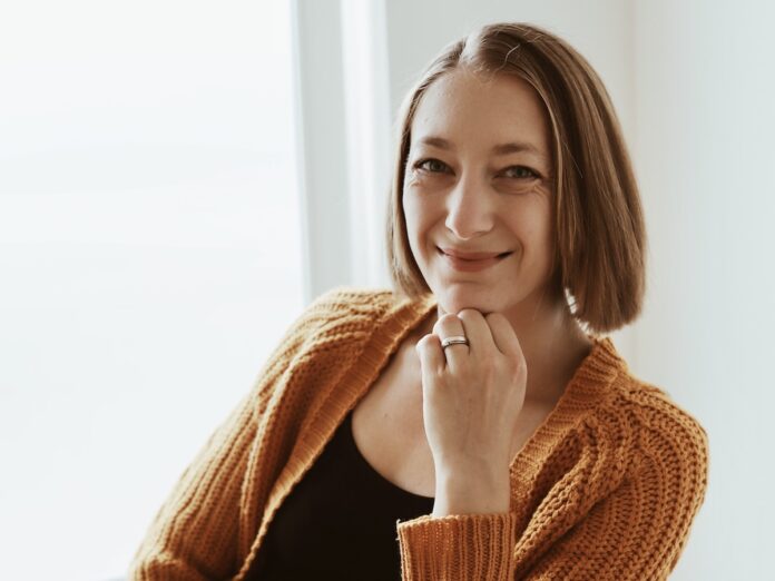 Feedback geben mit Haltung: Rückmeldung Autorin Betina Sander sitzend