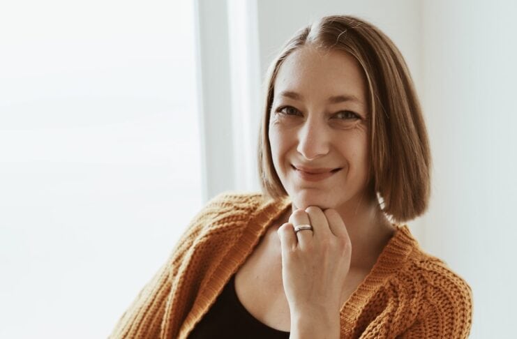 Feedback geben mit Haltung: Rückmeldung Autorin Betina Sander sitzend