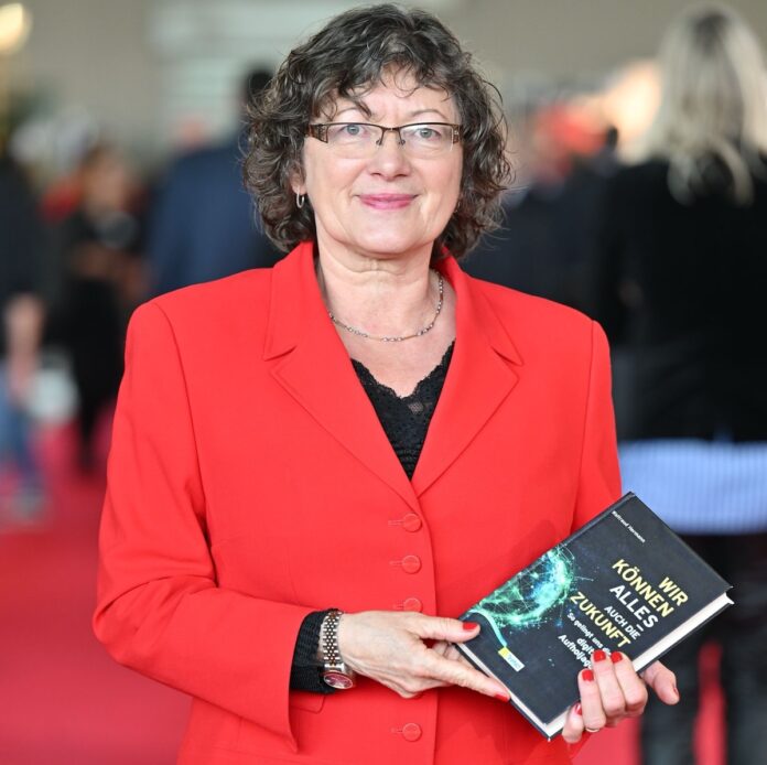 Waltraud Hermann Autorin des Buches „Wir können alles – auch die Zukunft!“ mit Buch in der Hand