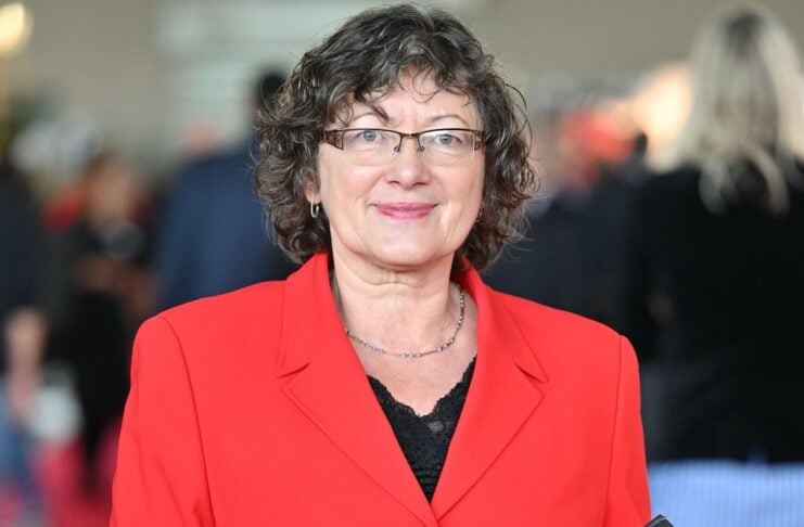 Waltraud Hermann Autorin des Buches „Wir können alles – auch die Zukunft!“ mit Buch in der Hand