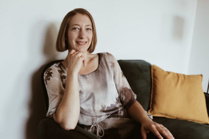 Mediation: Innere Stimme hören und Klarheit finden Betina Sander auf Sofa @Ramona Mahrla