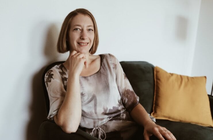 Mediation: Innere Stimme hören und Klarheit finden Betina Sander auf Sofa @Ramona Mahrla