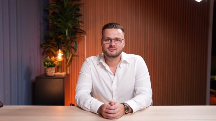 Quelle Devin Vandreuke_Portrait_Devin Vandreuke Künstliche Intelligenz verändert den Vertrieb und den Verkäufer portrait devin vandreuke