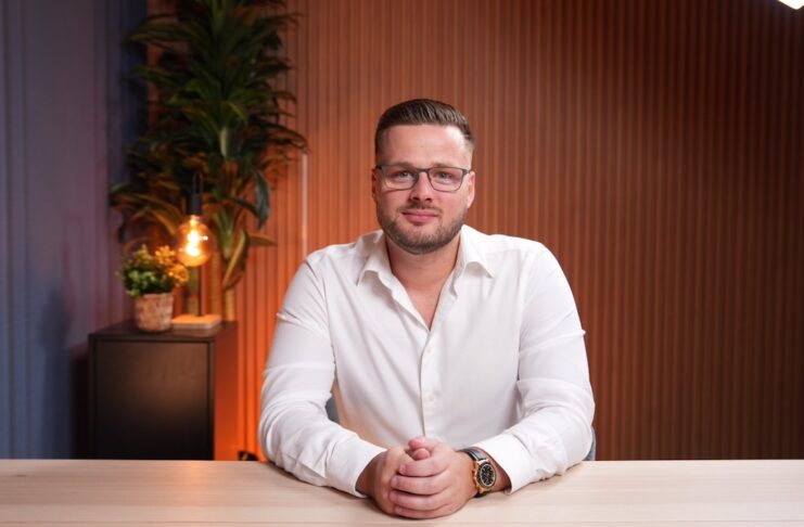 Künstliche Intelligenz verändert den Vertrieb und den Verkäufer portrait devin vandreuke