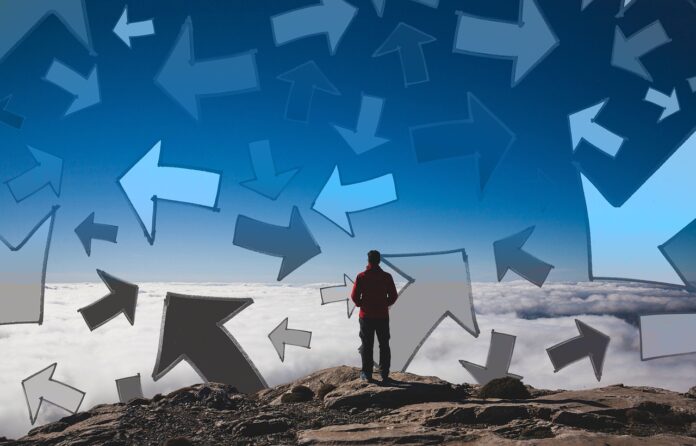 Horizontale Karriere statt Hierarchie: Wie Karriereentwicklung und New Work neue Wege beruflicher Entfaltung schaffen. Image by Gerd Altmann from Pixabay