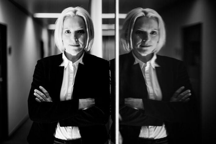 Persönlichkeitsentwicklung für Führungskräfte als Wachstumstreiber. Sandra Roth @ Dominik Pfau schwarz weiss fotografie