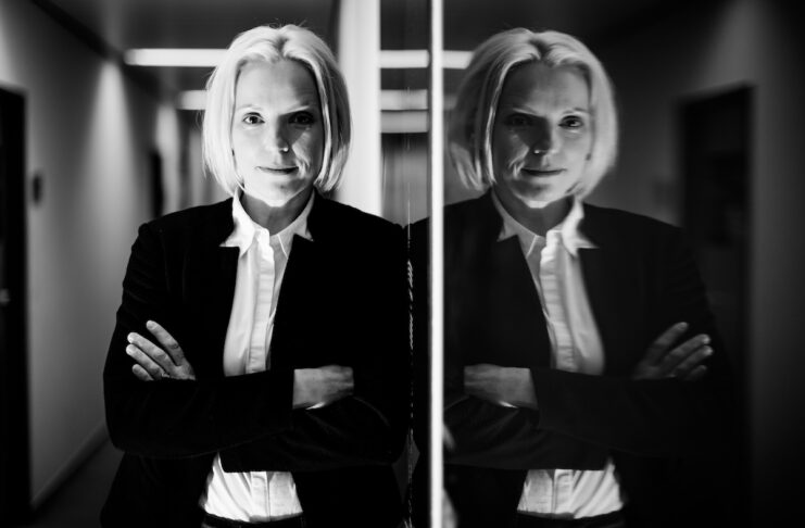 Persönlichkeitsentwicklung für Führungskräfte als Wachstumstreiber. Sandra Roth @ Dominik Pfau schwarz weiss fotografie