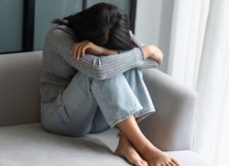 Wenn es still wird – und im Inneren immer lauter Selbstständigkeit zwischen Stille und Unternehmertum frau auf dem sofa