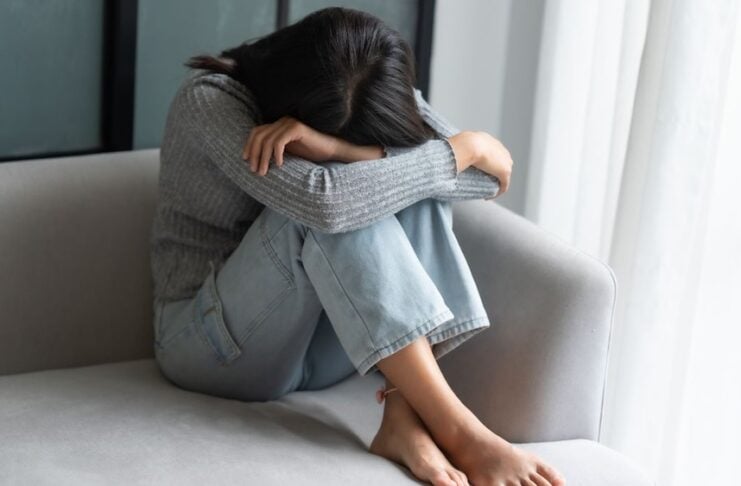 Selbstständigkeit zwischen Stille und Unternehmertum frau auf dem sofa
