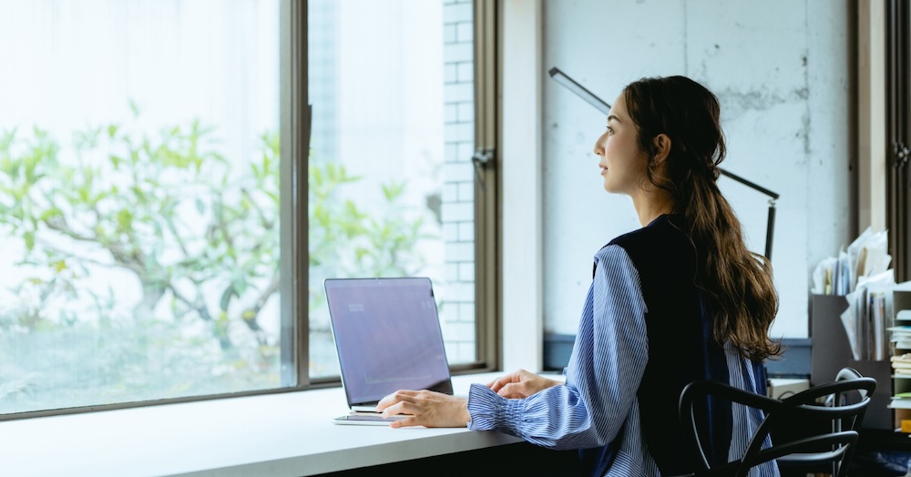 Frau kontenztriert im B&uuml;ro am Laptop Sozialkompetenz, Fokus und F&uuml;hrung 2026