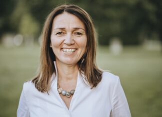 Entscheidungsklarheit: Die unterschätzte Karrierekompetenz Entscheidung, Verantwortung und Karriere bewusst gestalten Andrea Hrovat Bildcredits/Fotograf Matjaz Stefanic