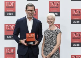 Mittelstandsberatung: elaboratum erhält TOP CONSULTANT Dr. Karl-Theodor zu Guttenberg überreicht den TOP CONSULTANT Preis an Anke Raloff von elaboratum. (Bildrechte: elaboratum)
