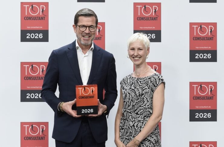 Mittelstandsberatung: elaboratum erhält TOP CONSULTANT Dr. Karl-Theodor zu Guttenberg überreicht den TOP CONSULTANT Preis an Anke Raloff von elaboratum. (Bildrechte: elaboratum)