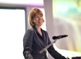 Frauen: Chancengleichheit in Unternehmen stärken Staatsministerin Heike Hofmann während ihrer Keynote beim Frauengipfel 2026 im Hauptsitz der Evangelischen Bank in Kassel. (c) Sascha Mannel
